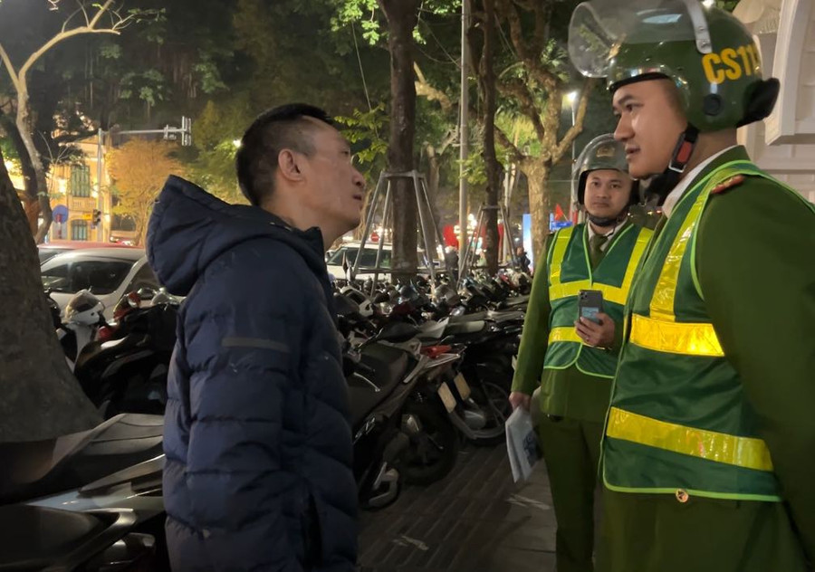 Công an quận Hoàn Kiếm kiểm tra bãi trông giữ phương tiện trên vỉa hè. Công an quận Hoàn Kiếm kiểm tra bãi trông giữ phương tiện trên vỉa hè.