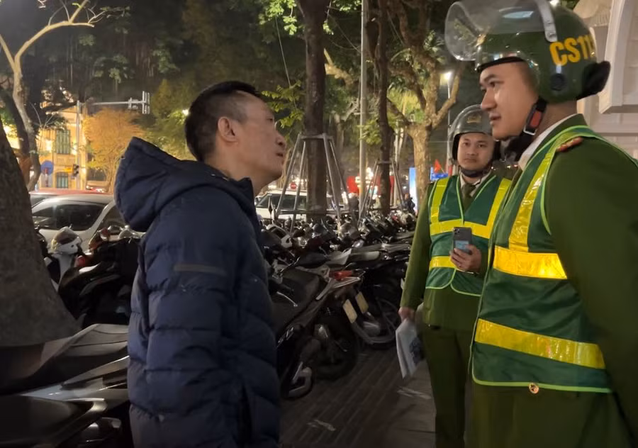 Công an quận Hoàn Kiếm kiểm tra bãi trông giữ phương tiện trên vỉa hè.