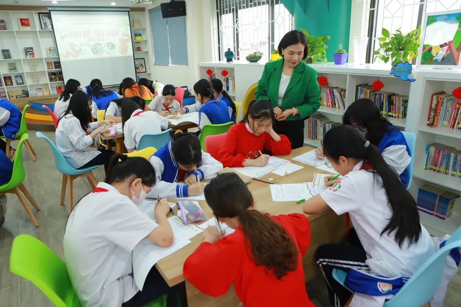 Các thí sinh nghiêm túc làm bài.