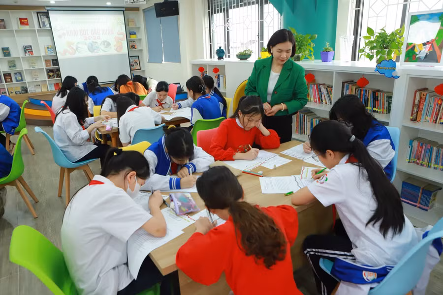 Các thí sinh nghiêm túc làm bài.