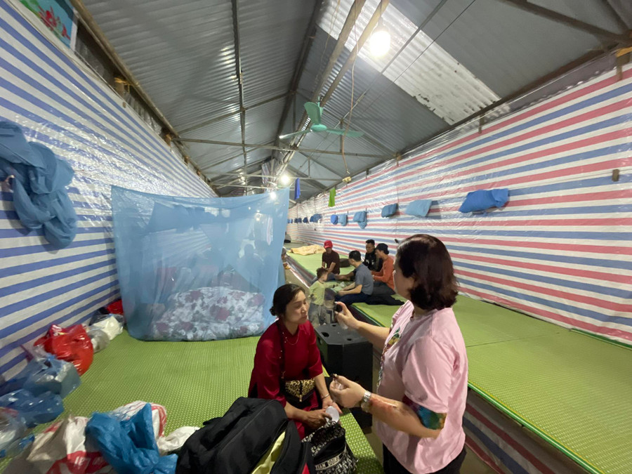 Du khách nghỉ ngơi vãn cảnh chùa Hương ngày đầu xuân tại nhà trọ 50.000 đồng. Du khách nghỉ ngơi vãn cảnh chùa Hương ngày đầu xuân tại nhà trọ 50.000 đồng.