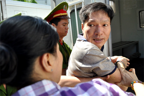 Dương Tự Trọng ngoái nhìn người thân trước khi bước lên xe dẫn giải rời tòa chiều 23/5. tt1-3344-1400833126.jpg