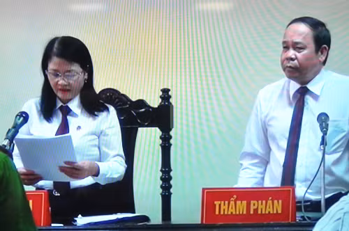 Việc tuyên án kéo dài trong một tiếng.