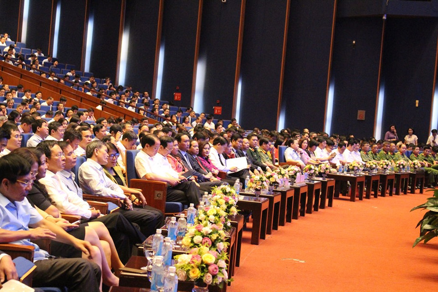 Đại biểu dự Hội nghị Quán triệt kỷ cương hành chính và phát động phong trào “Cán bộ, công chức, viên chức, người lao động thi đua thực hiện văn hóa công sở và nơi công cộng” . Đại biểu dự Hội nghị Quán triệt kỷ cương hành chính và phát động phong trào “Cán bộ, công chức, viên chức, người lao động thi đua thực hiện văn hóa công sở và nơi công cộng” .