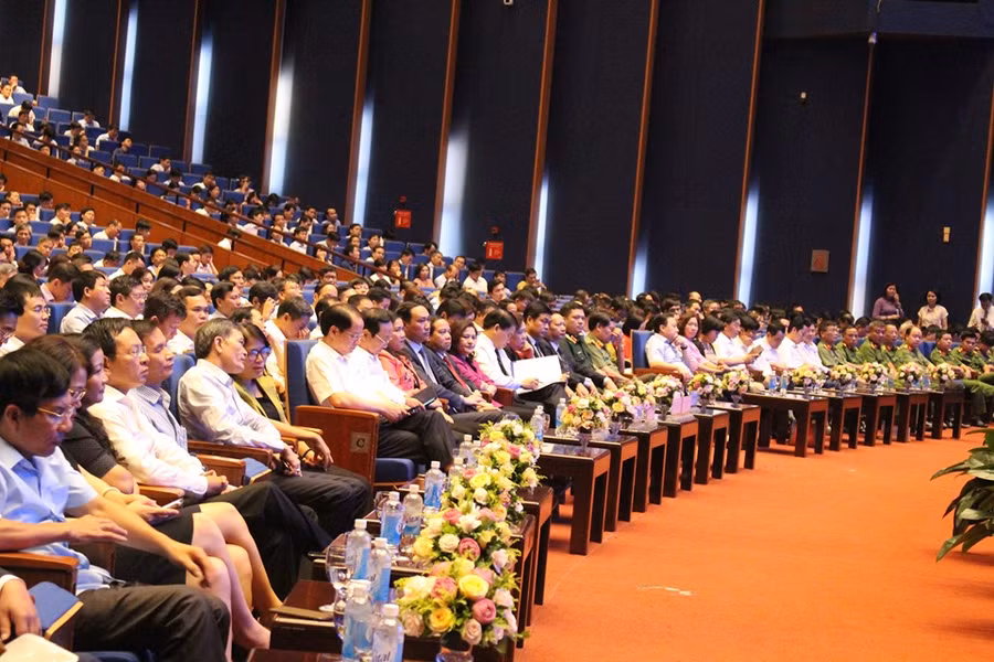 Đại biểu dự Hội nghị Quán triệt kỷ cương hành chính và phát động phong trào “Cán bộ, công chức, viên chức, người lao động thi đua thực hiện văn hóa công sở và nơi công cộng” .