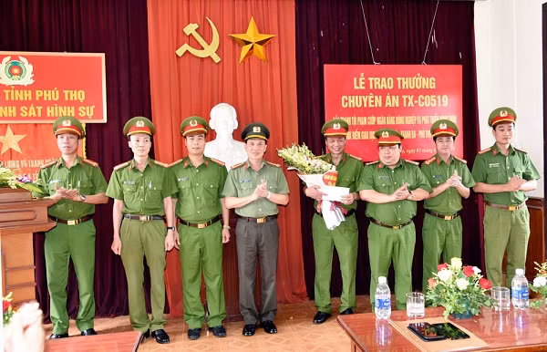 Công an tỉnh Phú Thọ tổ chức thưởng nóng cho các thành viên tham gia Ban chuyên án vì đã có thành tích xuất sắc.