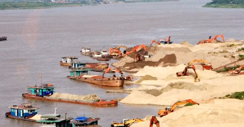 Hà Nội xử lý nghiêm các bến bãi tập kết VLXD ven sông trước mùa mưa lũ.