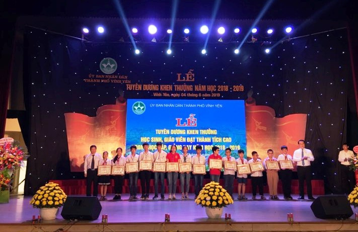 Trao giấy khen cho các học sinh có thành tích học tập tiêu biểu trong năm học 2018 -2019