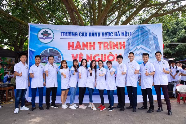 Sinh viên học tập tại trường được tham gia nhiều phong trào của Đoàn thanh niên và Hội sinh viên, như: Thể thao, Văn nghệ, Ngoại khóa, sinh viên tình nguyện, Hiến máu nhân đạo… Sinh viên học tập tại trường được tham gia nhiều phong trào của Đoàn thanh niên và Hội sinh viên, như: Thể thao, Văn nghệ, Ngoại khóa, sinh viên tình nguyện, Hiến máu nhân đạo…
