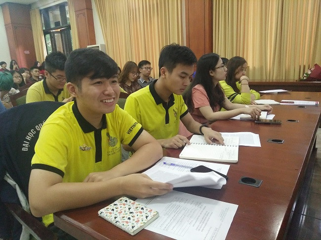 Buổi tọa đàm thu hút sự quan tâm của nhiều sinh viên học sinh. Ảnh- Bình Thanh. Buổi tọa đàm thu hút sự quan tâm của nhiều sinh viên học sinh. Ảnh- Bình Thanh.