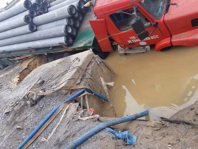 Hiện trường vụ tai nạn của xe container.