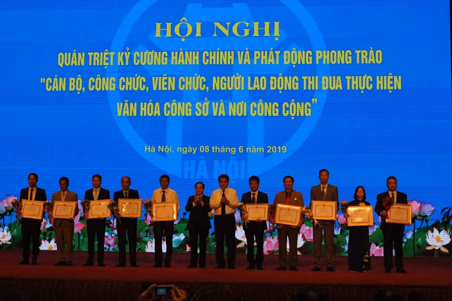 Tại Hội nghị, 10 tập thể và 10 cá nhân tiêu biểu được UBND thành phố Hà Nội tặng Bằng khen.
