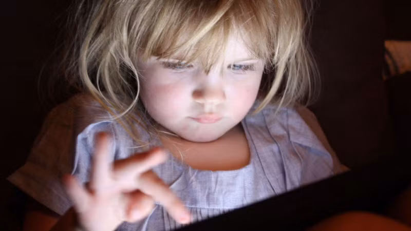 Trẻ xem nhiều smartphone, tablet có thể khó ngủ về đêm
