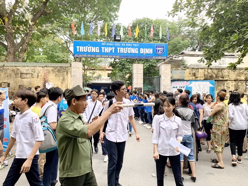 Thí sinh Hà Nội hoàn thành bài thi cuối tuyển sinh vào lớp 10 ảnh 7 Thí sinh Hà Nội hoàn thành bài thi cuối tuyển sinh vào lớp 10 ảnh 7