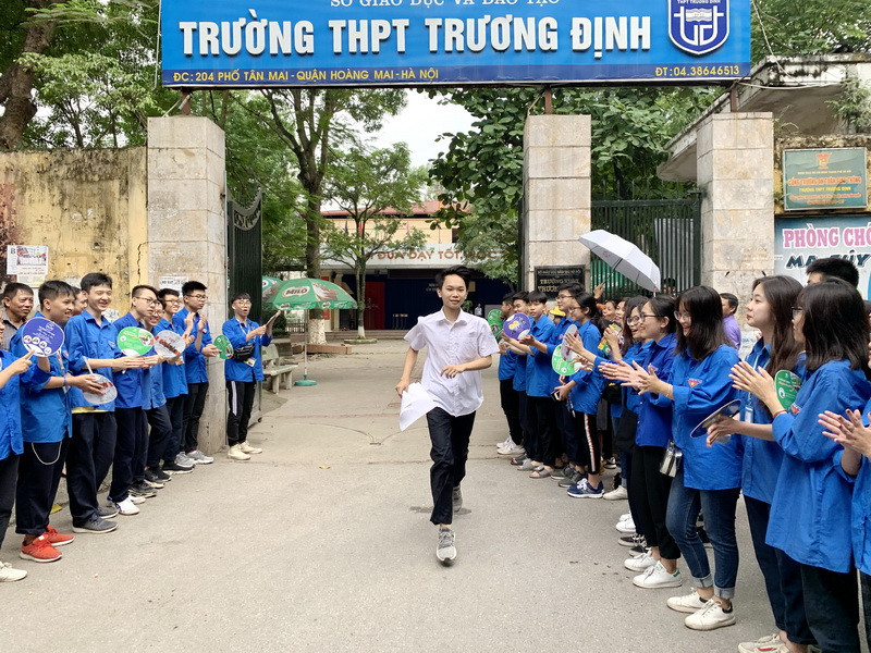 Thí sinh Hà Nội hoàn thành bài thi cuối tuyển sinh vào lớp 10 ảnh 5 Thí sinh Hà Nội hoàn thành bài thi cuối tuyển sinh vào lớp 10 ảnh 5