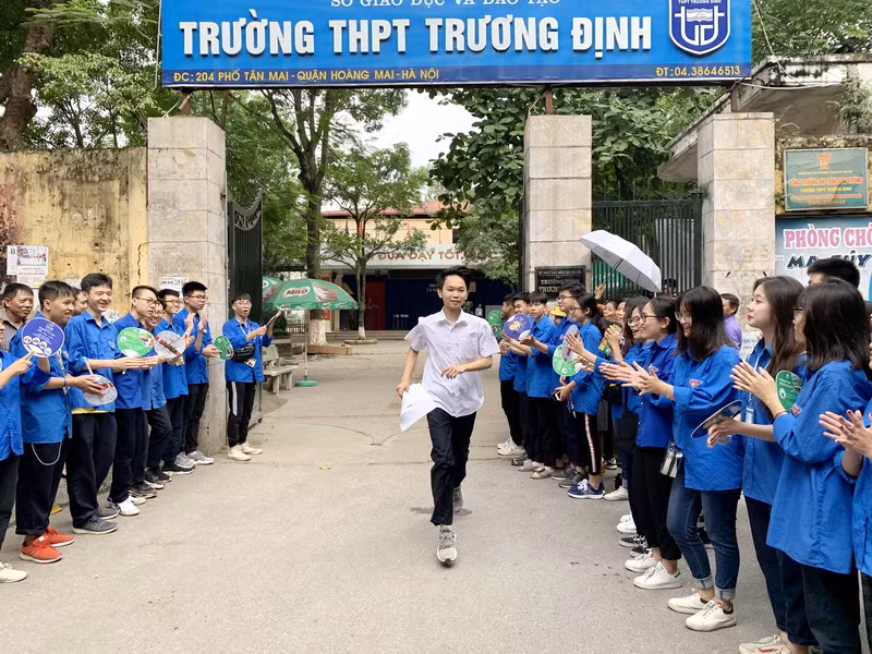 Thí sinh Hà Nội hoàn thành bài thi cuối tuyển sinh vào lớp 10 ảnh 5 Thí sinh Hà Nội hoàn thành bài thi cuối tuyển sinh vào lớp 10 ảnh 5