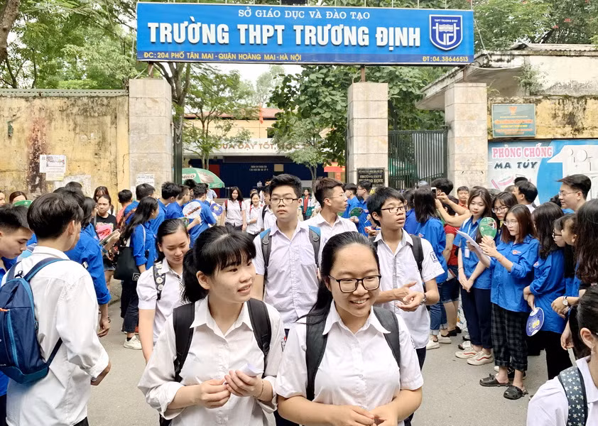 Thí sinh Hà Nội hoàn thành bài thi cuối tuyển sinh vào lớp 10 ảnh 6 Thí sinh Hà Nội hoàn thành bài thi cuối tuyển sinh vào lớp 10 ảnh 6