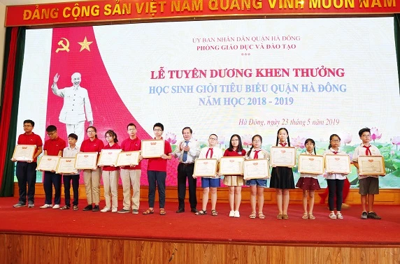 Ông Lê Ngọc Quang- PGĐ Sở GD&ĐT Hà Nội trao thưởng cho các HS tiêu biểu.