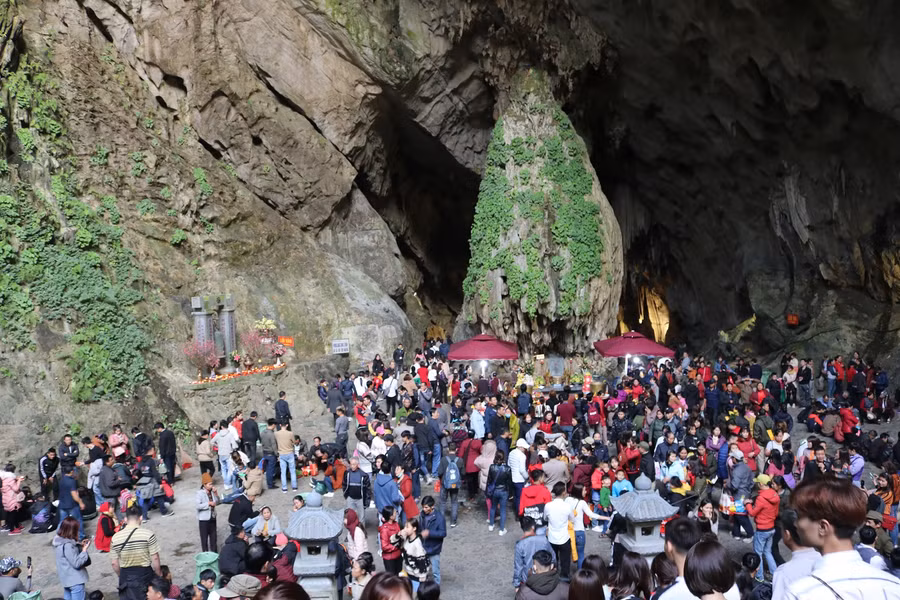 Du khách tham quan, vãn cảnh tại động Hương Tích.