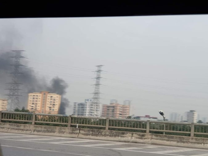 Đám cháy được người dân ghi nhận từ trên đường vành đai 3 trên cao.