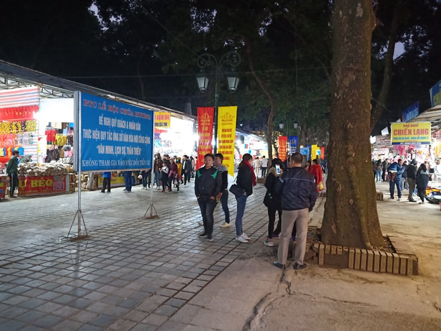 Quang cảnh chùa Hương với vẻ yên bình sáng sớm 30/1. Quang cảnh chùa Hương với vẻ yên bình sáng sớm 30/1.