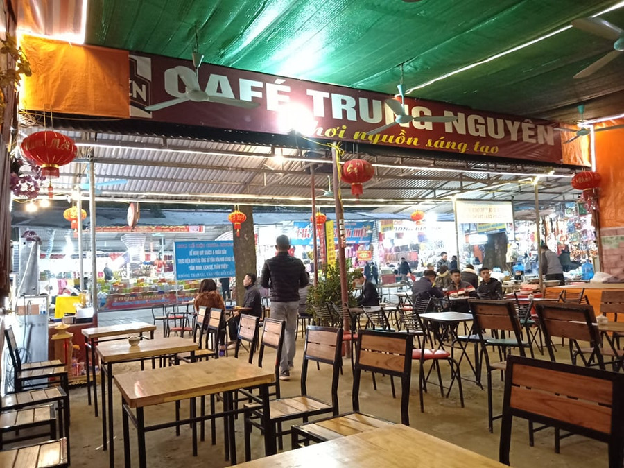 Hàng quán tại khu vực sân Thiên Trù vắng khách. Hàng quán tại khu vực sân Thiên Trù vắng khách.