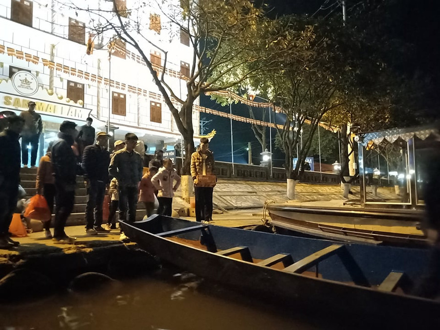 Lượng du khách thưa thớt xuống đò tại bến Yến sáng 30/1. Lượng du khách thưa thớt xuống đò tại bến Yến sáng 30/1.