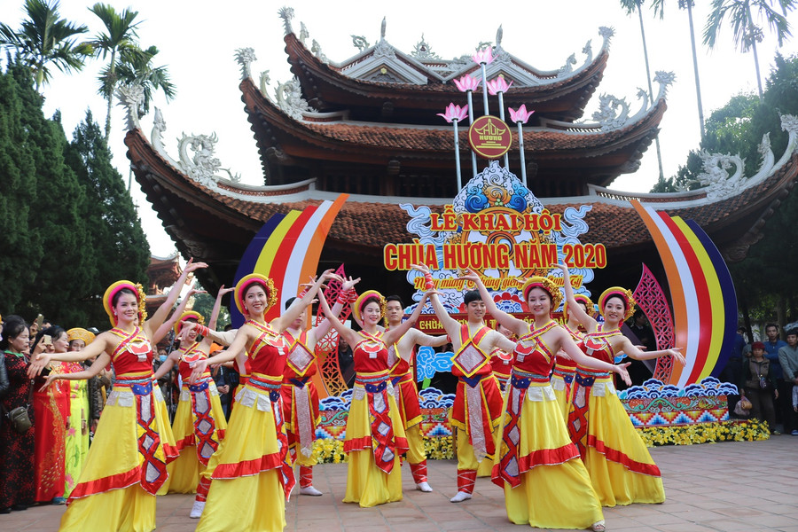 Tưng bừng khai hội Chùa Hương