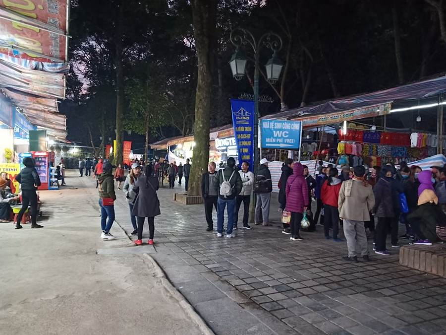 Khu vực sân Thiên Trù thông thoáng, không còn cảnh chen lấn như mọi năm. Khu vực sân Thiên Trù thông thoáng, không còn cảnh chen lấn như mọi năm.