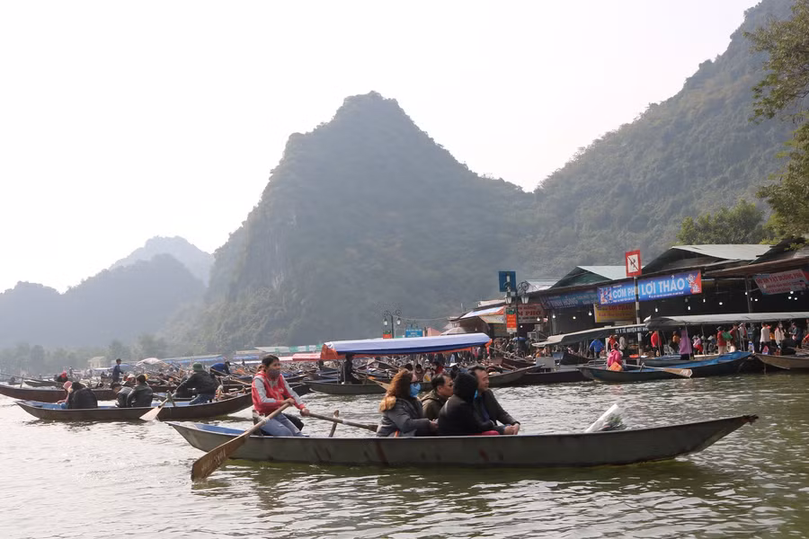 Từ mờ sáng nay (30/1) du khách thập phương đi đò kéo nhau về tham dự lễ khai hội (Ảnh: Đăng Chung).