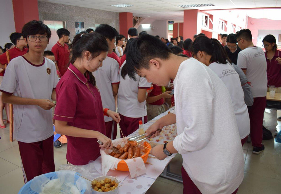 Lập gian hàng bán bánh kẹo, nước ngọt, đồ lưu niệm để gây quỹ Lập gian hàng bán bánh kẹo, nước ngọt, đồ lưu niệm để gây quỹ