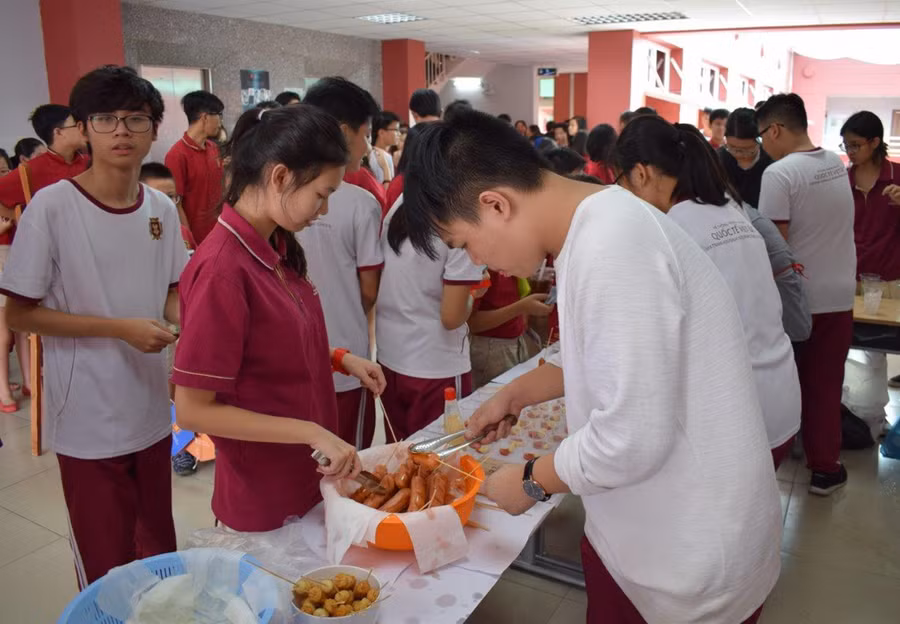 Lập gian hàng bán bánh kẹo, nước ngọt, đồ lưu niệm để gây quỹ Lập gian hàng bán bánh kẹo, nước ngọt, đồ lưu niệm để gây quỹ