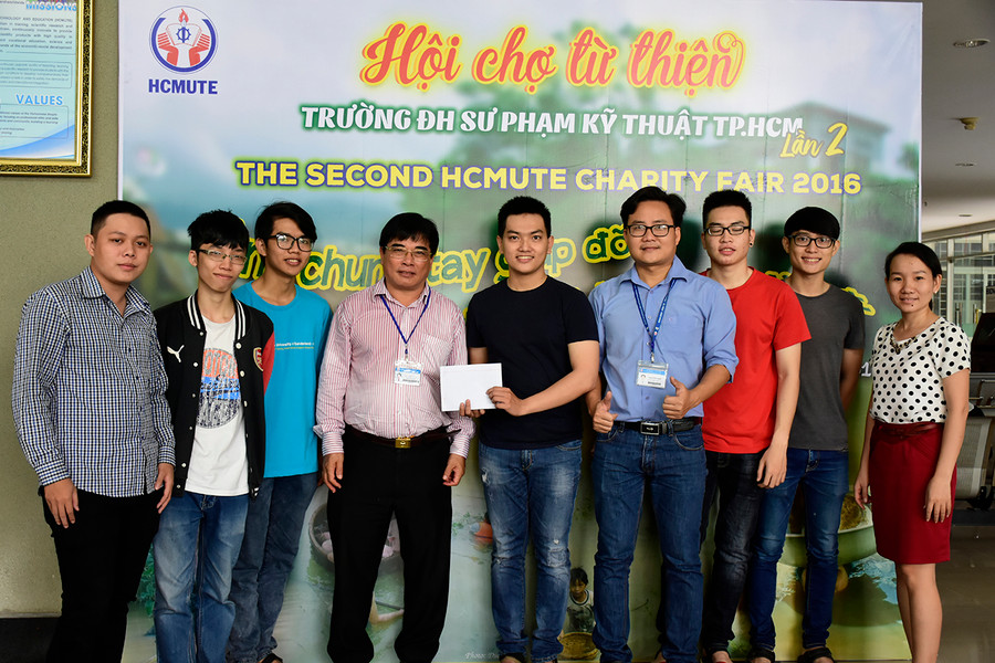CBVC, SV trường trao tiền hỗ trợ