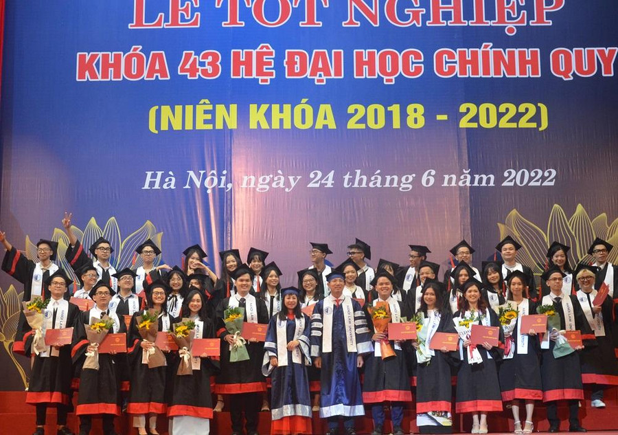 TS Đoàn Trung Kiên, Hiệu trưởng Trường ĐH Luật Hà Nội trao bằng cho sinh viên. Ảnh Ngô Chuyên.