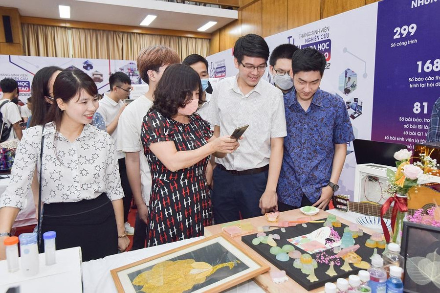 Các đề tài nghiên cứu năm nay tập trung bám sát vào vấn đề thời sự. Các đề tài nghiên cứu năm nay tập trung bám sát vào vấn đề thời sự.