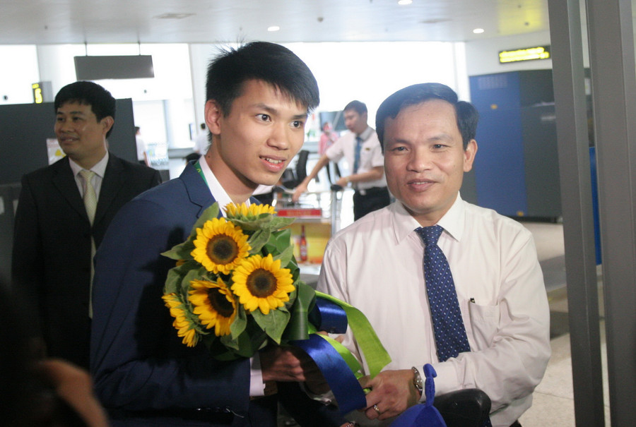 Phan Nhật Duy nhận hoa chúc mừng từ ông Mai Văn Trinh- Cục trưởng Cục Quản lý chất lượng (Bộ GD&ĐT)