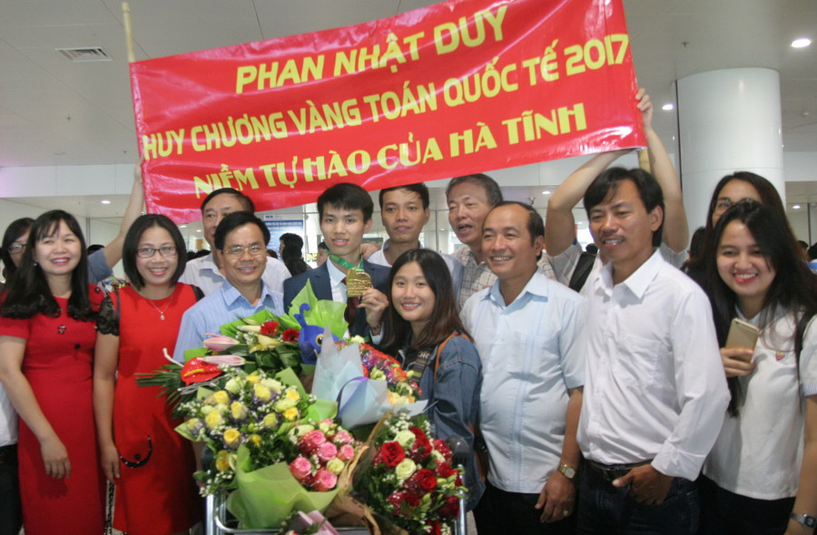 Phan Nhật Duy trong sự chào đón nồng nhiệt của thầy cô, người thân và bạn bè