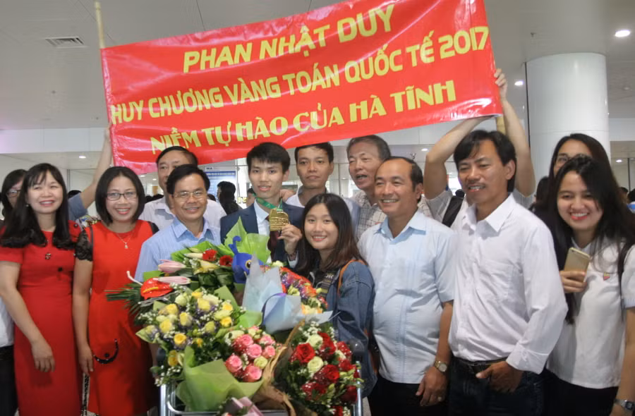 Phan Nhật Duy trong sự chào đón nồng nhiệt của thầy cô, người thân và bạn bè