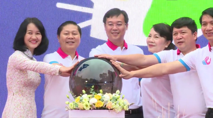 Các đại biểu thực hiện nghi thức khởi động chiến dịch Các đại biểu thực hiện nghi thức khởi động chiến dịch