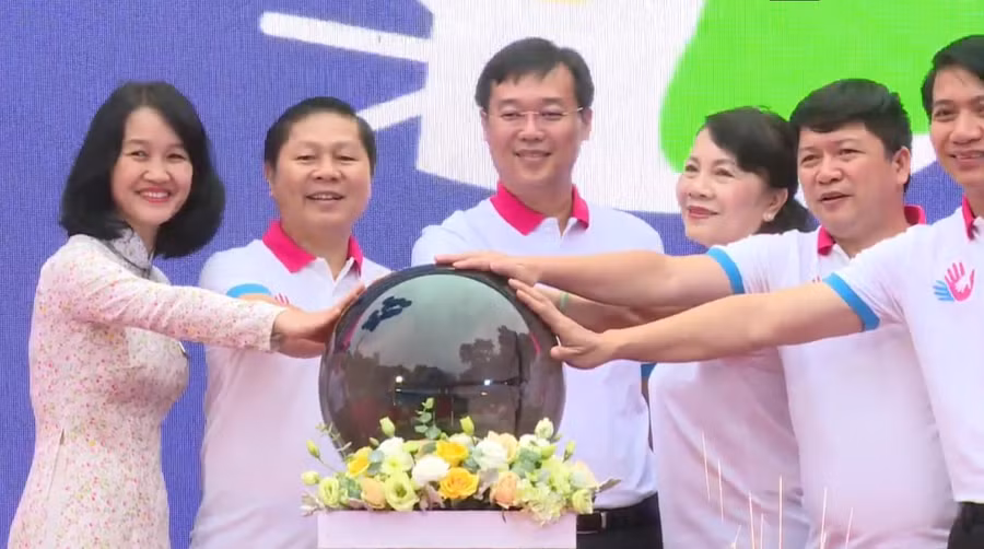 Các đại biểu thực hiện nghi thức khởi động chiến dịch