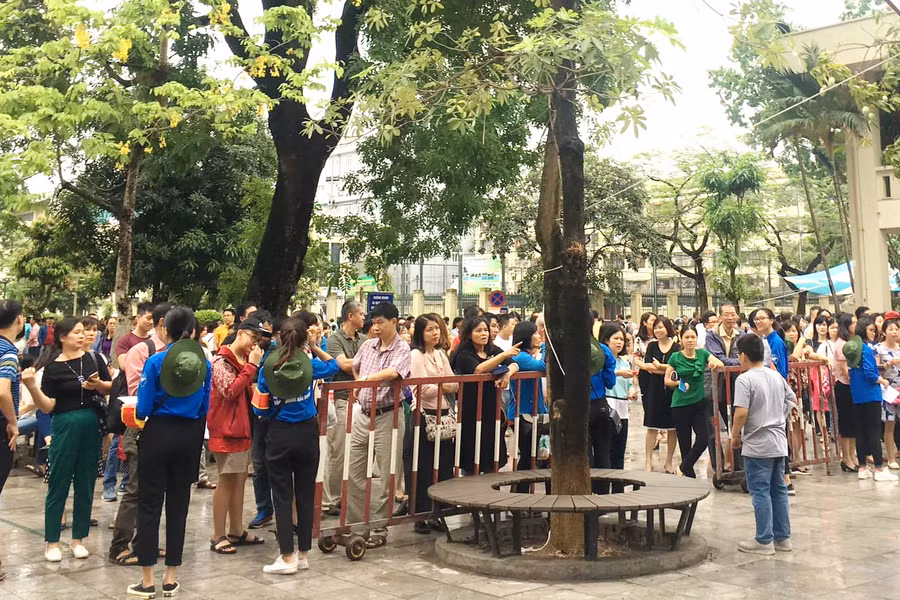 Rất đông phụ huynh đưa con đến dự thi