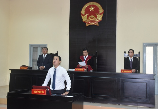 Chủ tọa phiên tòa tuyên bố lý do xét xử và tạm hoãn Chủ tọa phiên tòa tuyên bố lý do xét xử và tạm hoãn