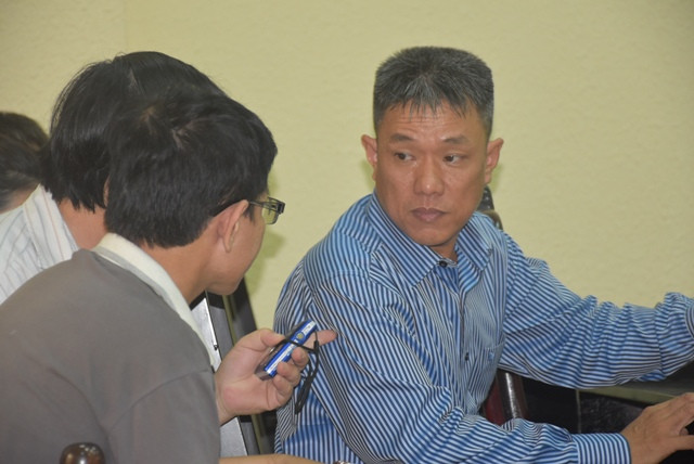 Họa sĩ Lê Linh chia sẻ thông tin với báo chí tại phiên tòa Họa sĩ Lê Linh chia sẻ thông tin với báo chí tại phiên tòa