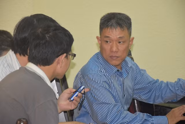 Họa sĩ Lê Linh chia sẻ thông tin với báo chí tại phiên tòa