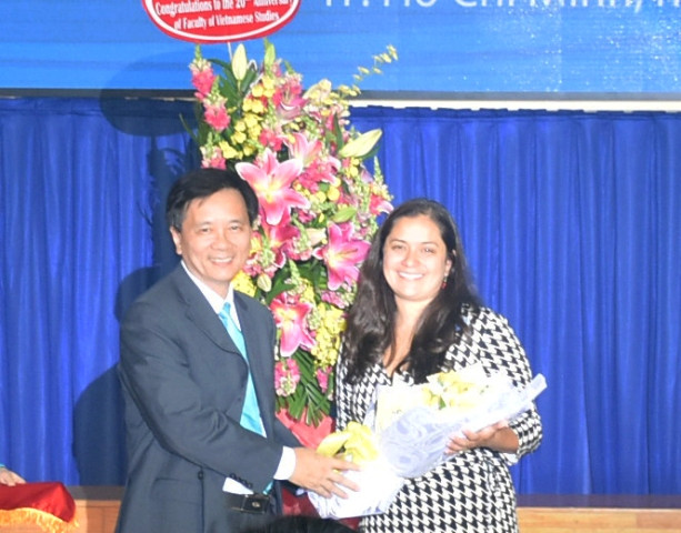 Một cán bộ ngoại giao Lãnh sự quán Hoa Kỳ tại TPHCM (phải) tặng hoa chúc mừng và bày tỏ lòng biết ơn với lãnh đạo khoa Việt Nam học Một cán bộ ngoại giao Lãnh sự quán Hoa Kỳ tại TPHCM (phải) tặng hoa chúc mừng và bày tỏ lòng biết ơn với lãnh đạo khoa Việt Nam học