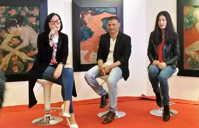 Họa sĩ Trần Quốc Long (giữa) cùng 2 đại diện của nhóm GN181 trò chuyện về triển lãm Hoa về trong đêm