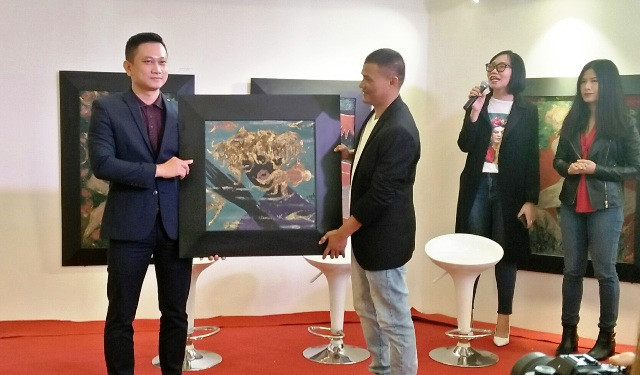 Họa sĩ Trần Quốc Long trao tặng một tác phẩm cho đại diện Ngôi nhà Bentley. Họa sĩ Trần Quốc Long trao tặng một tác phẩm cho đại diện Ngôi nhà Bentley.