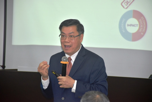 GS Nguyễn Văn Tuấn trình bày tại hội thảo GS Nguyễn Văn Tuấn trình bày tại hội thảo