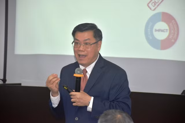 GS Nguyễn Văn Tuấn trình bày tại hội thảo