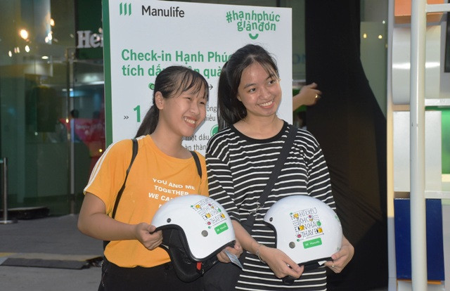 Niềm vui của đôi bạn trẻ khi nhận được quà từ chương trình